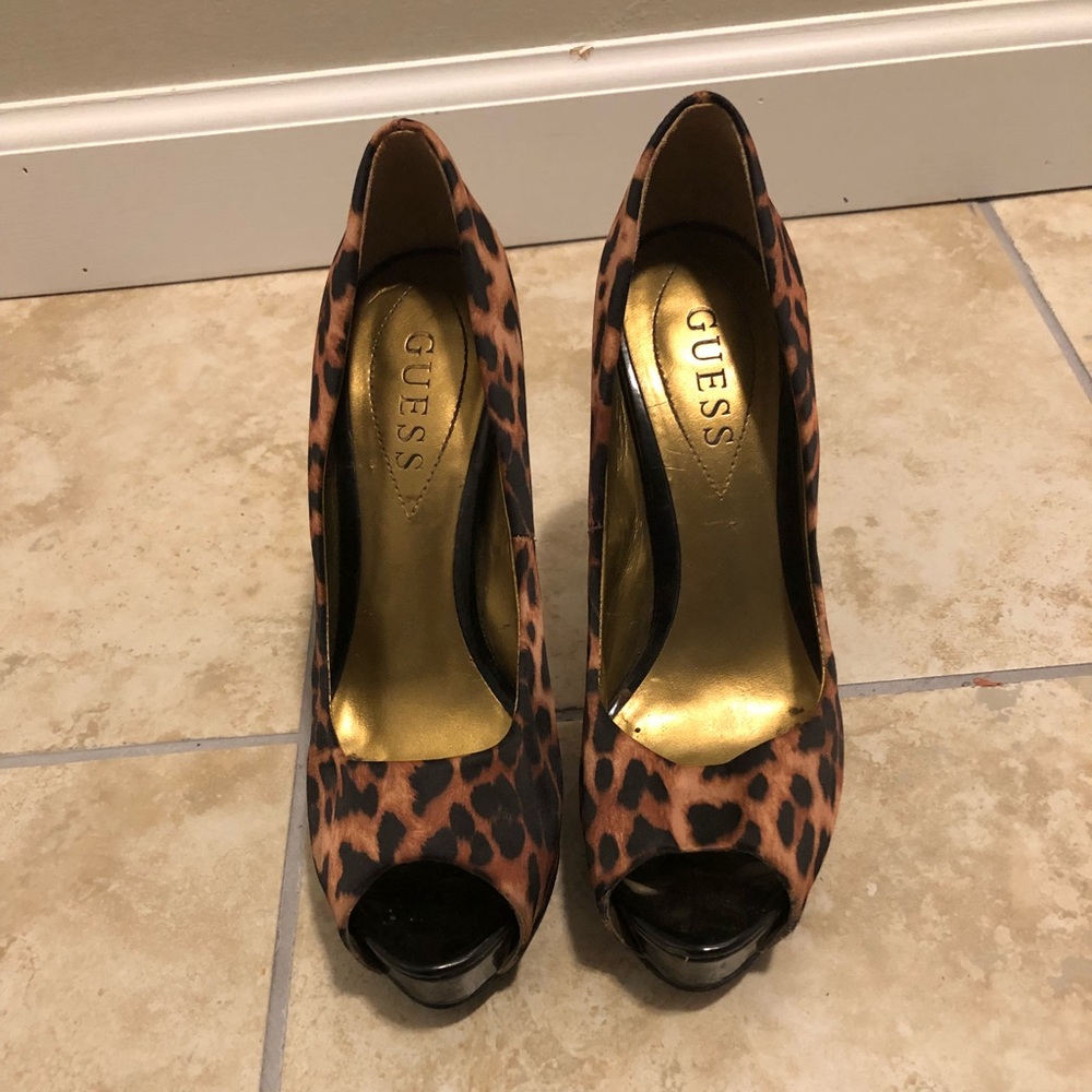 Guess pumps